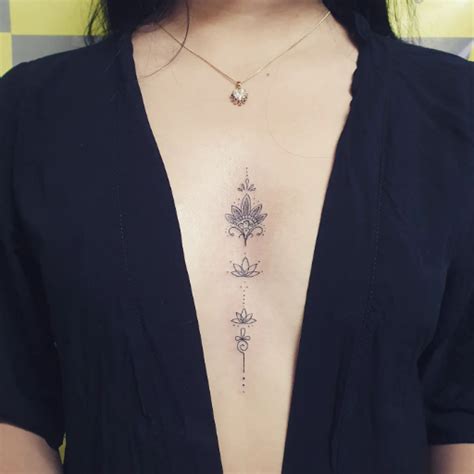 tatuagem no meio dos peitos|Tatuagem no Meio da Mama Delicada (Decote)